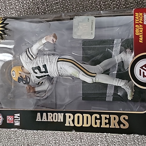 NEW! Aaron Rodgers Madden Ultimate Team Series figurine - Picture 5 of 6